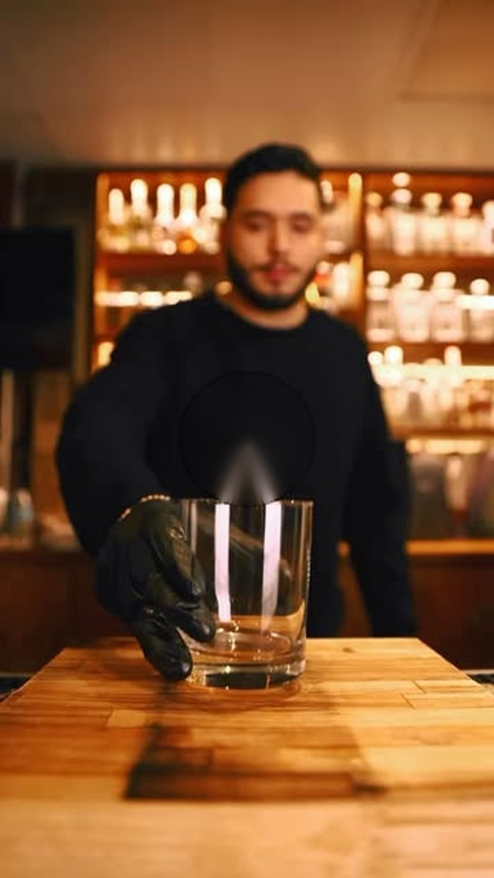 Bartender preparando un cóctel en la barra